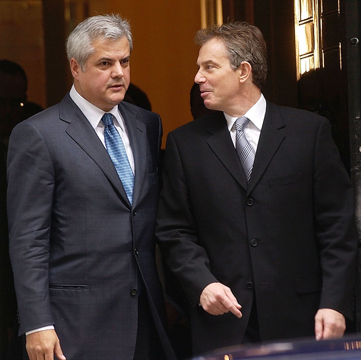 Adrian Năstase (stânga) a candidat la alegerile prezidențiale din 2004