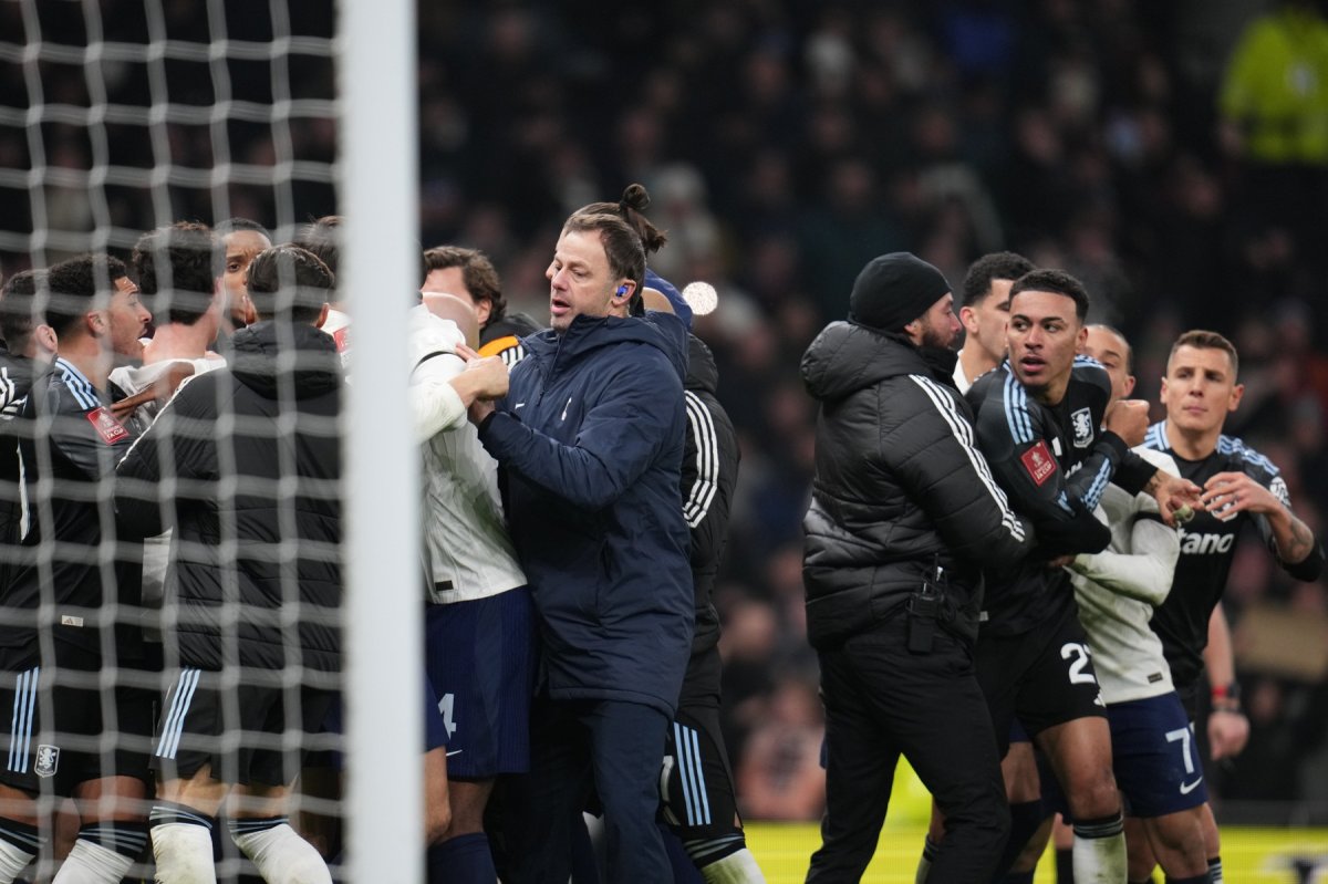 Conflict în meciul Tottenham - Aston Villa 1-2