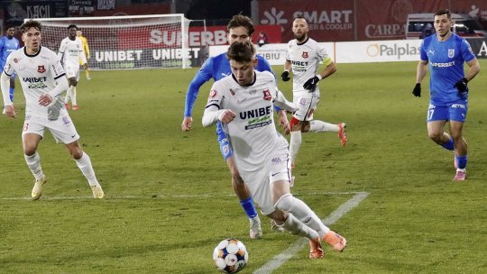 Lovitură de teatru în SuperLiga! FIFA le-a dat interzis la transferuri