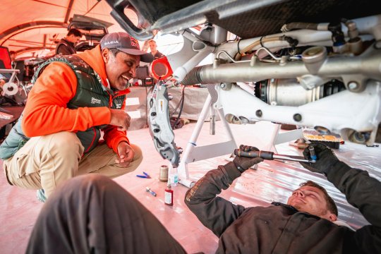 Dakar 2026, etapa 7: Dacia rămâne în frunte, Gyenes merge mai departe