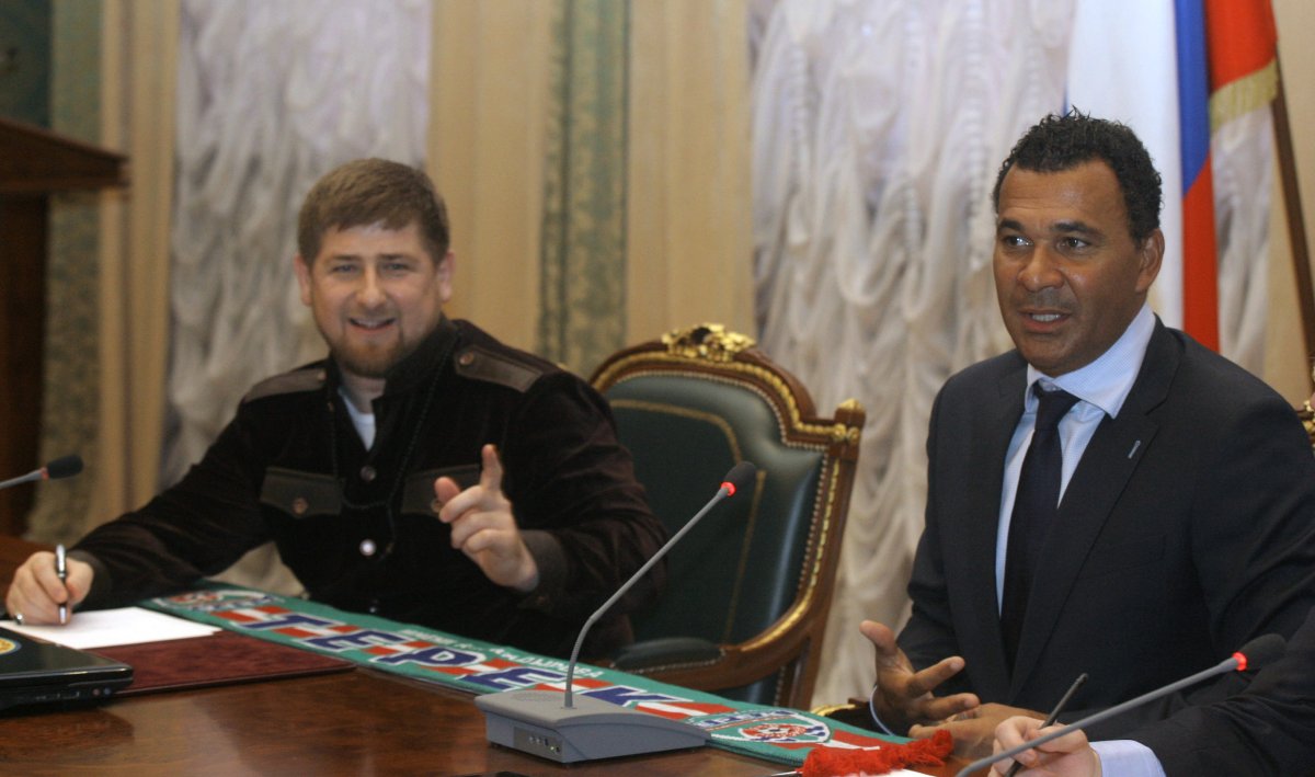 Ramzan Kadîrov și Ruud Gullit, când fostul fotbalist olandez a fost numit antrenor la Terek Grozny