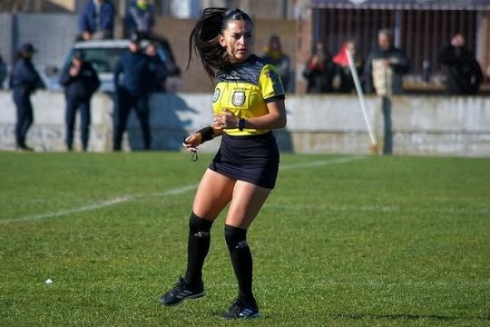 Fanii vin la meciuri să o vadă și pe ea! Arbitra care fură toate privirile în țara lui Maradona
