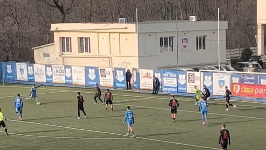 Moment amuzant la un meci din România! Mingea a ”zburat” până pe stadionul fostei rivale și fanii au izbucnit în râs