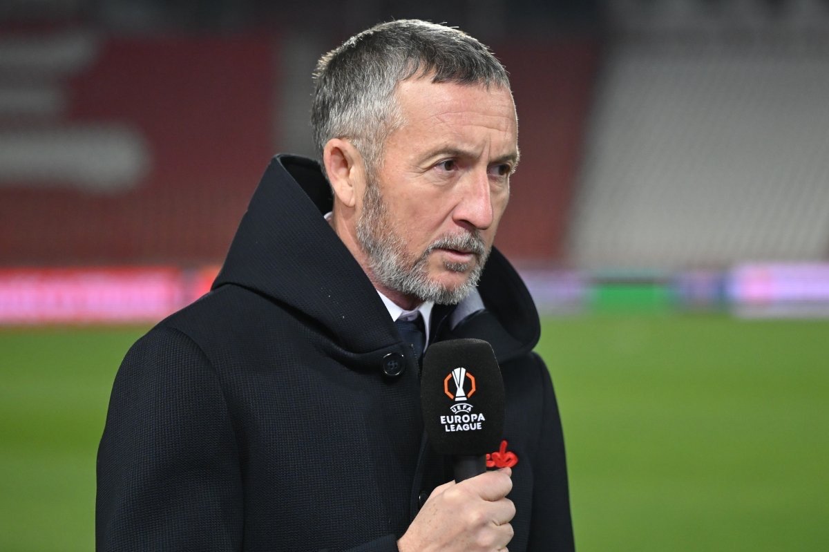 Toate stadioanele pe care se organizează jocuri din campionatul Ligii 1 trebuie să aibă suprafața de joc acoperită doar cu gazon natural sau hibrid