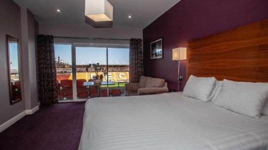 Ce a pățit un fan după ce a plătit 130 de lire sterline pe o cameră de hotel cu vedere la gazon