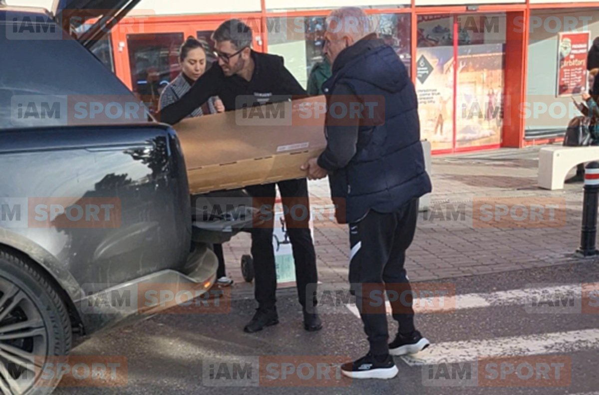 Giovanni Becali și-a cumpărat un televizor care abia a încăput în mașina sa