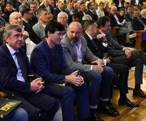 Tranzacție uriașă: un colos cu active de 116 miliarde de euro vrea să cumpere fosta firmă a membrului Generației de Aur!