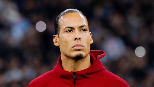 Van Dijk s-a enervat pe un jurnalist când a auzit numele lui Xabi Alonso: ”Lipsă de respect”