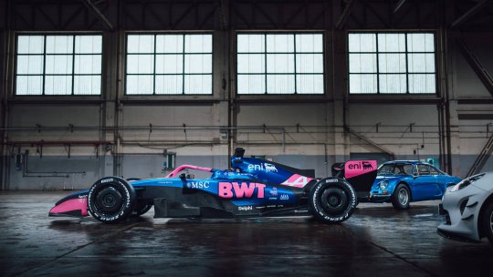 Alpine face valuri! Și-a prezentat monopostul pe un vas de croazieră