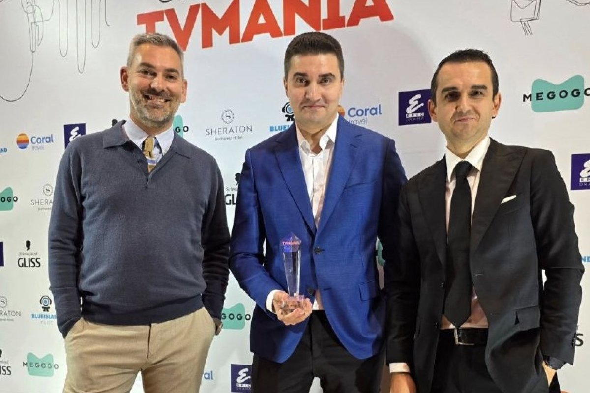 Silviu Tudor Samuilă (stânga) este un jurnalist cunoscut