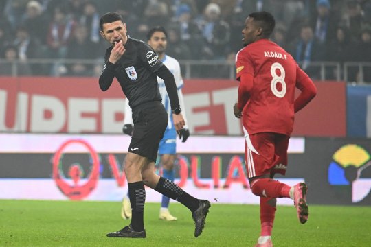 Arbitrul de la Craiova - Botoșani, făcut praf de Bogdan Cosmescu în direct: ”Trebuia să își dea singur galben! Se face de râs”
