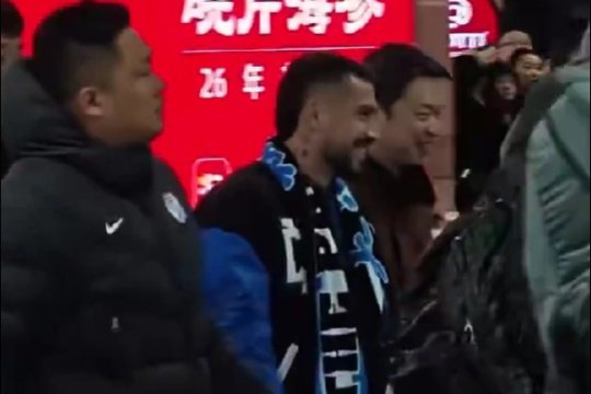 Nicolae Stanciu, primit ca o adevărată vedetă în China! Imagini spectaculoase: ”The Romanian King” a ajuns la Dalian Yingbo