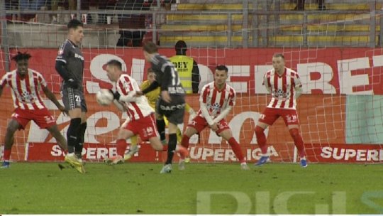 Penalty controversat în UTA - Rapid! Colțescu a fost chemat de VAR să revadă faza, dar și-a menținut decizia: ce s-a întâmplat