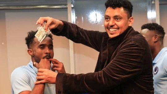 Imagini din vestiarul lui Al Hilal Omdurman, echipa pregătită de Laurențiu Reghecampf, când vicepreședinrele clubului împărțea bani jucătorilor