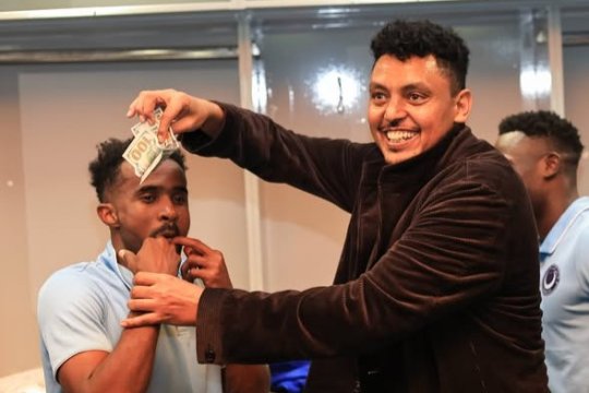 Imagini din vestiarul lui Al Hilal Omdurman, echipa pregătită de Laurențiu Reghecampf, când vicepreședinrele clubului împărțea bani jucătorilor