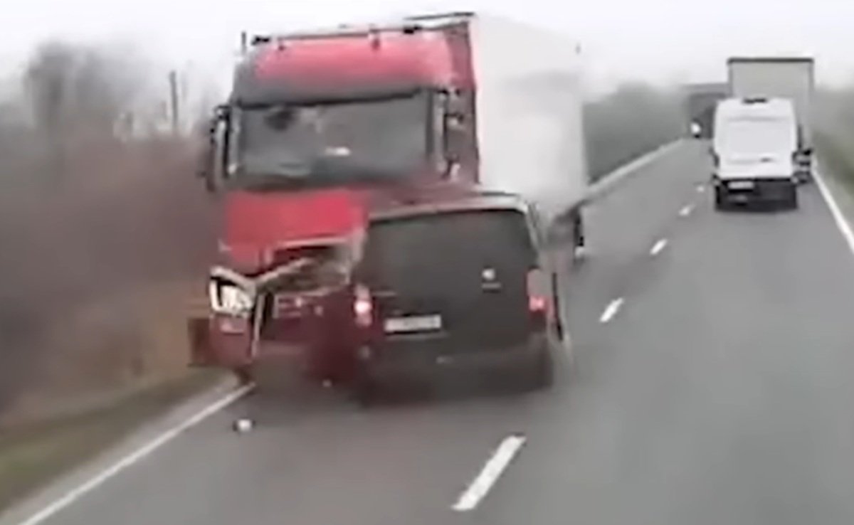 Momentul în care microbuzul se izbeste de un camion