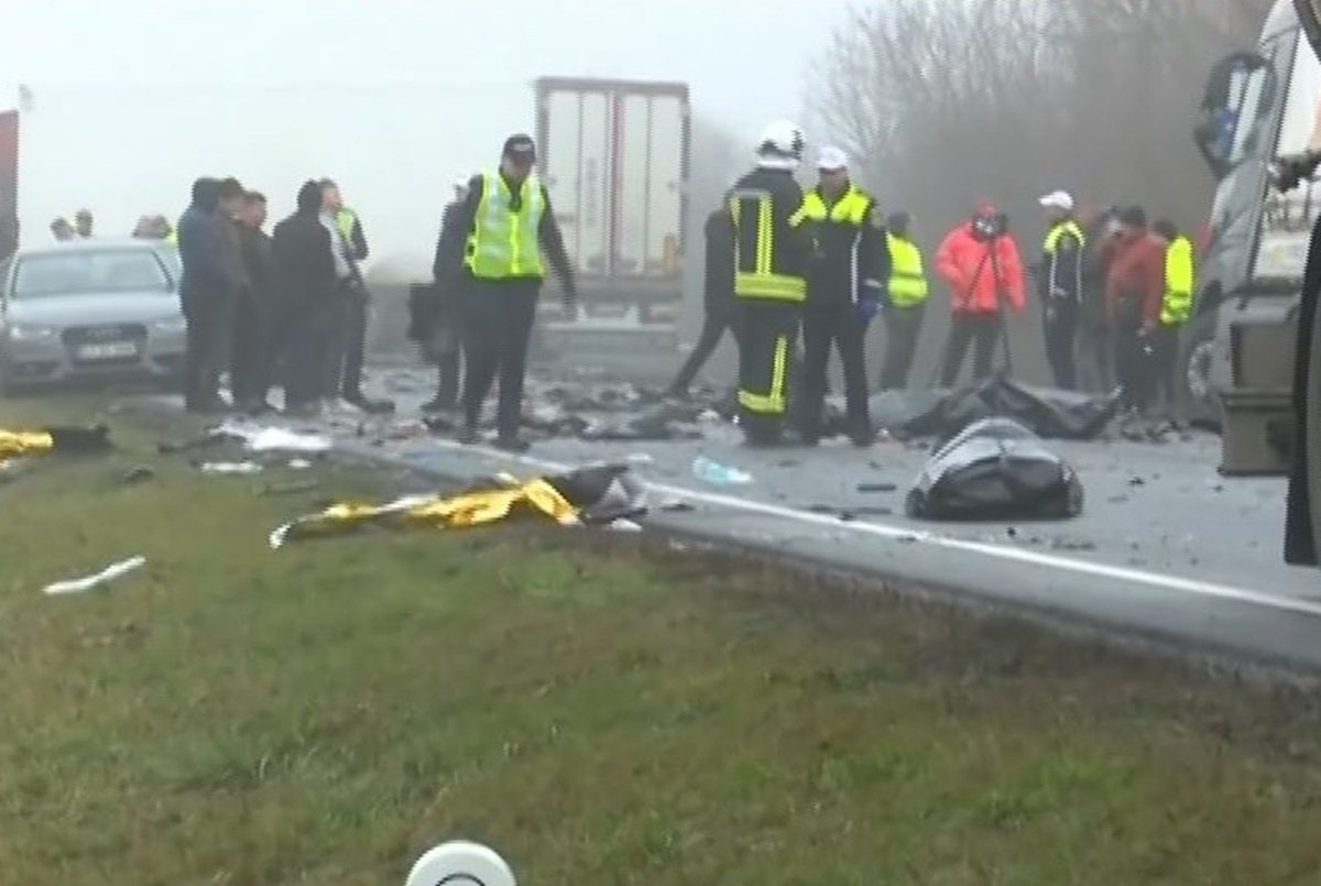 Mașina televiziunii publice din Grecia a avut probleme chiar pe drumul pe care s-a produs tragedia în care au murit 7 persoane