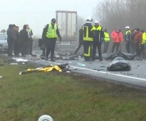 Fără cuvinte. Mașina televiziunii publice din Grecia a avut două incidente pe drumul pe care s-a produs tragedia în care au murit 7 persoane