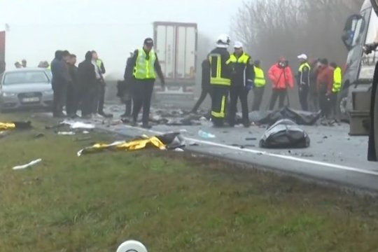 Fără cuvinte. Mașina televiziunii publice din Grecia a avut două incidente pe drumul pe care s-a produs tragedia în care au murit 7 persoane