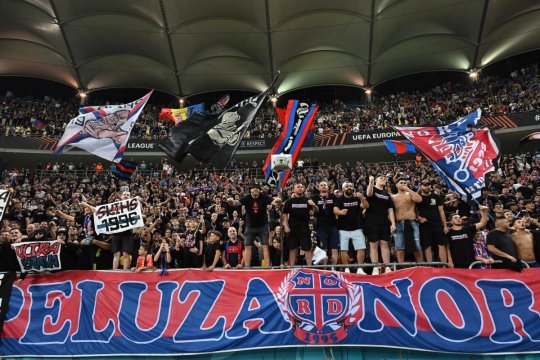 Suporterii i-au distrus pe jucători la FCSB - Fenerbahce: ”Mai jucați sau intrăm noi?!” + Mesajul afișat după tragedia în care au fost implicați 10 fani ai lui PAOK