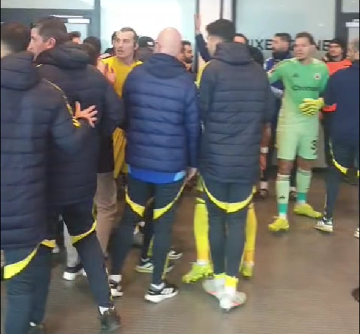 Conflict la pauza meciului dintre FCSB - Fenerbahce