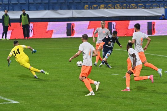 Premieră în SuperLiga! Metaloglobus își vinde un jucător: ce sumă încasează clubul și unde se transferă fotbalistul