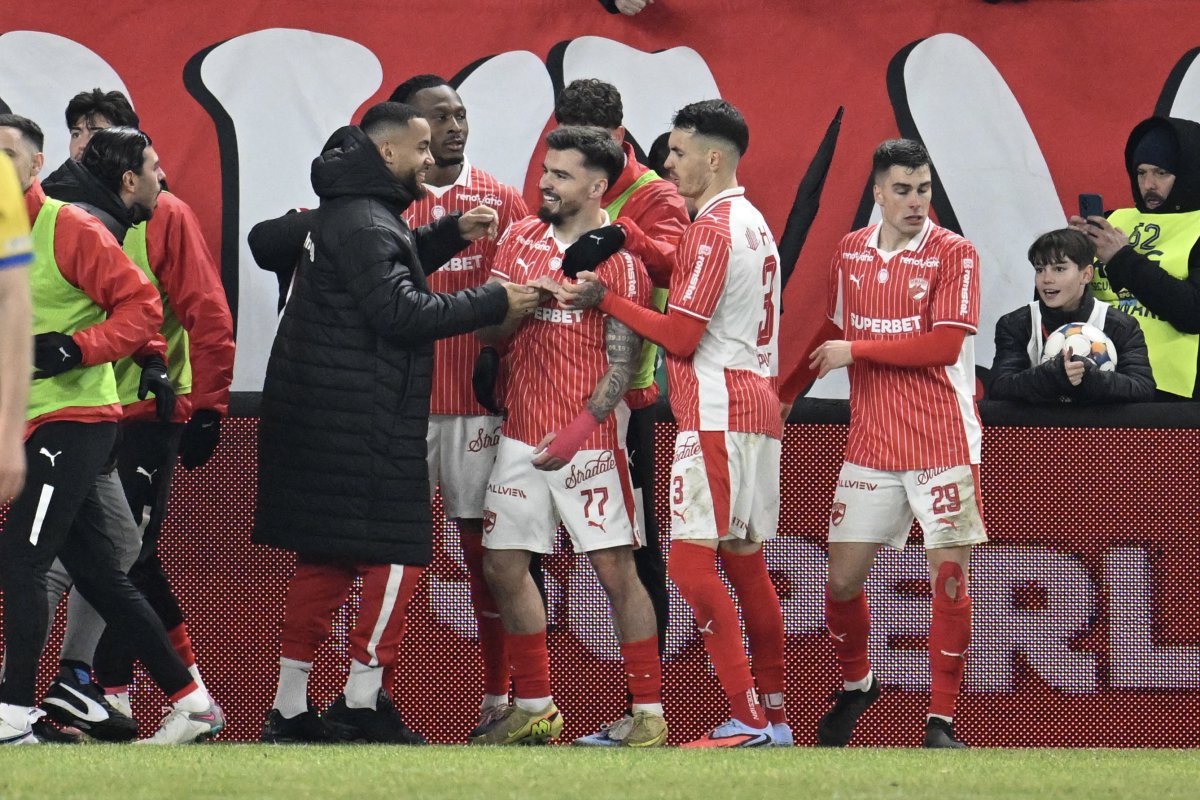 Danny Charles Armstrong se bucură după un gol marcat alături de fotbalistii dinamovisti Mamoudou Karamoko, Raul Marian Oprut și Alberto Soro Alvarez în meciul de fotbal dintre Dinamo Bucuresti și Petrolul Ploiești