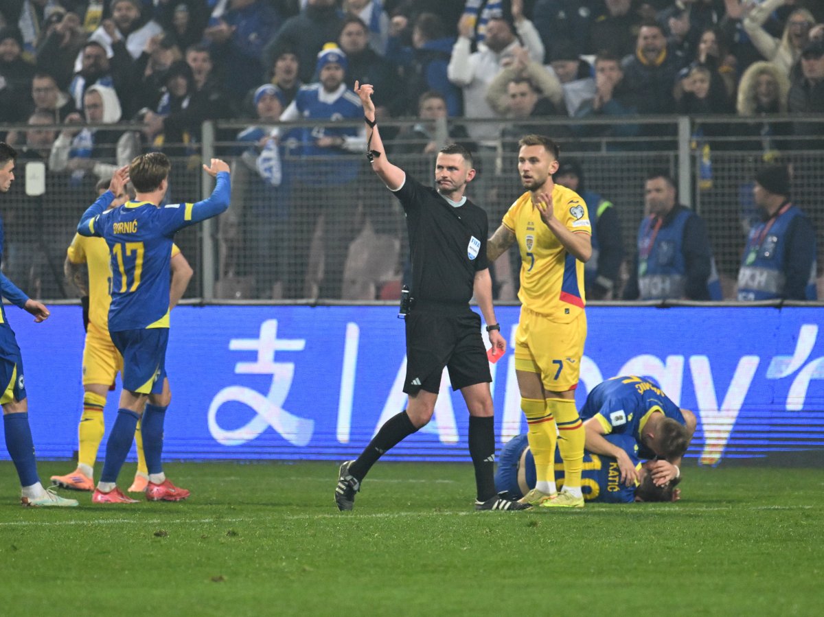 Momentul eliminării lui Denis Drăguș în meciul cu Bosnia