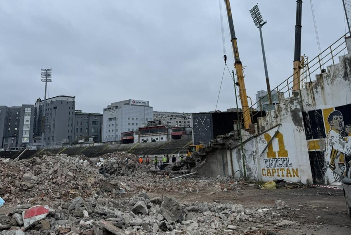 Vechiul stadion Dinamo dispare ușor-ușor sub asaltul utilajelor de demolare