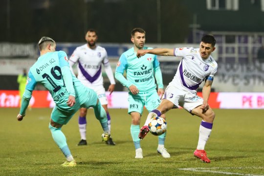 FC Argeș - UTA Arad 0-0, ACUM, pe iAMsport.ro. O primă repriză tensionată, dar fără reușite la Mioveni