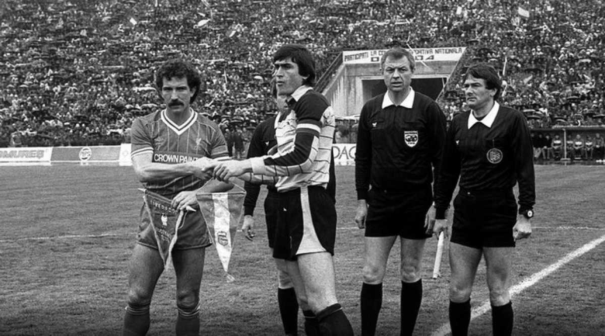 Dumitru ”Țețe” Moraru și Graeme Souness (Liverpool), în semifinala Cupei Campionilor Europeni din 1984