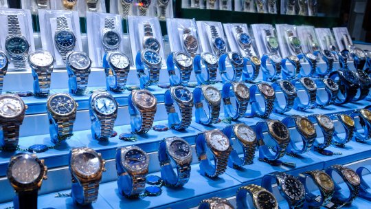 Falsificatorii de ceasuri care fac ravagii în România. Vând Rolex-uri care par originale: cum procedează