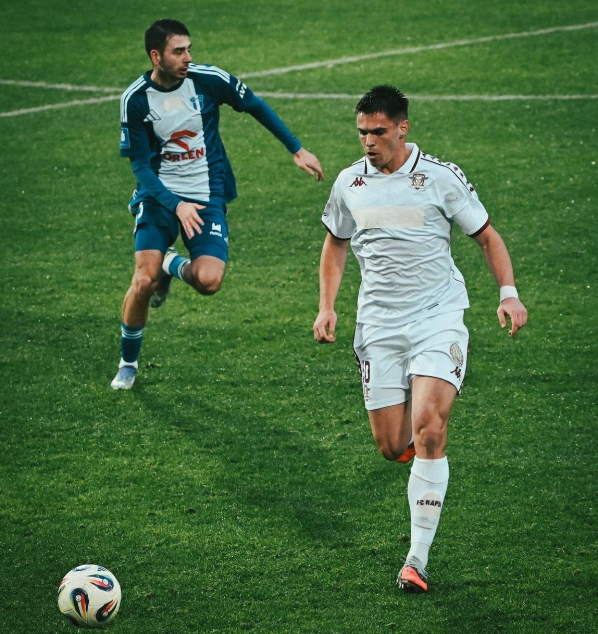 Paraschiv (tricou alb) a marcat primul său gol pentru Rapid în amicalul cu CSKA 1948 Sofia, 2-1, disputat pe 11 ianuarie în Antalya