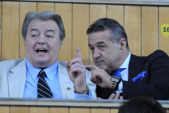 Gigi Becali și-a jucat prietenia cu Gică Hagi la zaruri. A pierdut tot și s-a pus în genunchi: ”Dă-mi-le înapoi că află Gică!”