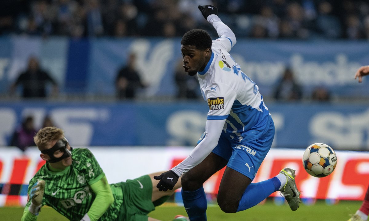 Aimé Steven Nsasa Nsimba si Otto Hindrich in meciul de fotbal dintre Universitatea Craiova si FC CFR 1907 Cluj, contand pentru Superliga Superbet, desfasurat pe Stadionul Ion Oblemenco din Craiova, duminica 7 decembrie 2025