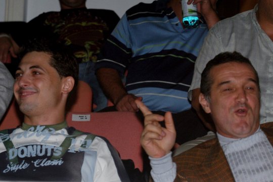 Rădoi i-a dat un mesaj de 3 cuvinte lui Becali, iar apoi i-a evitat apelurile. Latifundiarul a povestit totul în direct: ”Nu vrea să răspundă!”