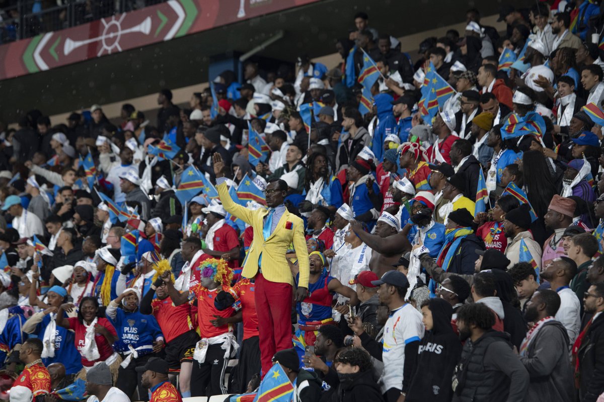 Fanul cu un comportament inedit stă în mijlocul suporterilor țării sale, pe stadioane