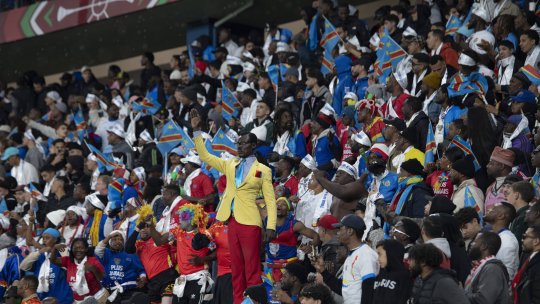 E senzația începutului de an pe stadioane! Fanul care a încântat pe toată lumea: cum a fost surprins în tribune la cea mai importantă competiție din această perioadă