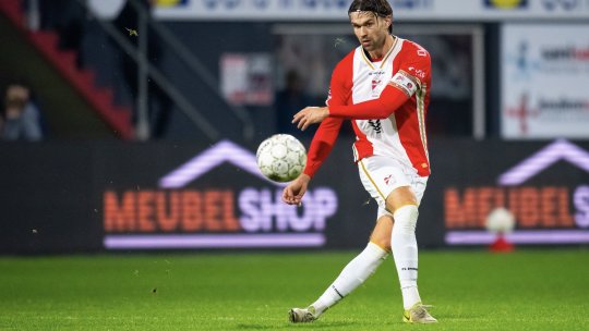 Dinamo negociază pentru un stoper olandez! Cu cine se luptă ”câinii” pentru transfer