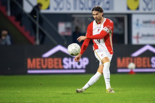 Dinamo negociază pentru un stoper olandez! Cu cine se luptă ”câinii” pentru transfer