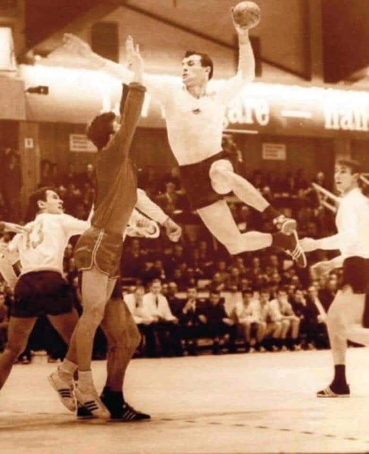 Gheorghe Gruia este dublu campion mondial cu România, în 1964 și 1970