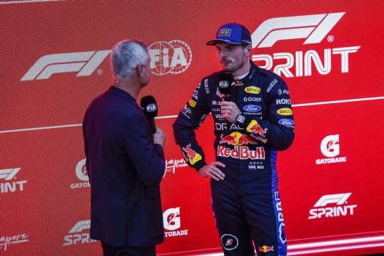 Max Verstappen câștigă Sprintul de la Singapore. Russell, abandon în primul tur, dezastru pentru McLaren