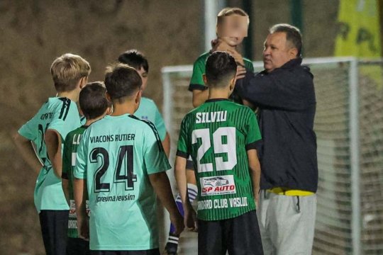 Dosar penal și suspendare din fotbal! Mihai Lungu și-a aflat pedeapsa după ce a strâns de gât un copil
