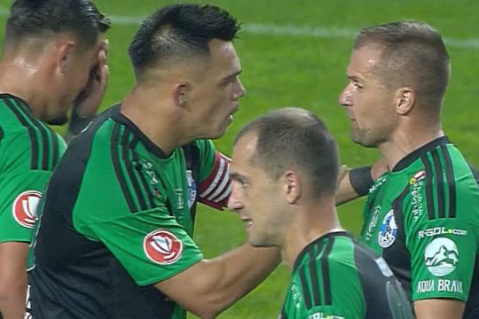Și-a pălmuit colegul în timpul meciului Rapid - Corvinul și la final a explicat ce s-a întâmplat