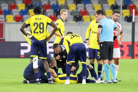Imaginile pe care Hagi nu voia să le vadă! Darius Olaru a ieșit accidentat în duelul din Europa League