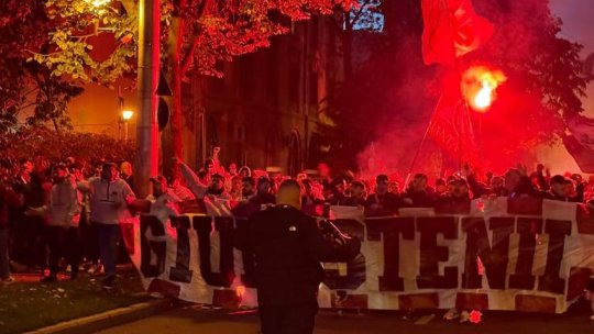 Suporterii Rapidului au făcut spectacol înainte de meciul cu FCSB! Petarde și torțe în corteo-ul spre Arena Națională