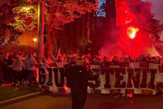 Suporterii Rapidului au făcut spectacol înainte de meciul cu FCSB! Petarde și torțe în corteo-ul spre Arena Națională