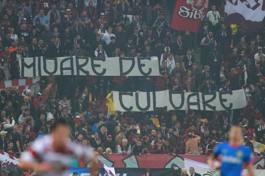 Mesaje provocatoare în derby-ul FCSB - Rapid. Ce bannere au afișat cele două galerii