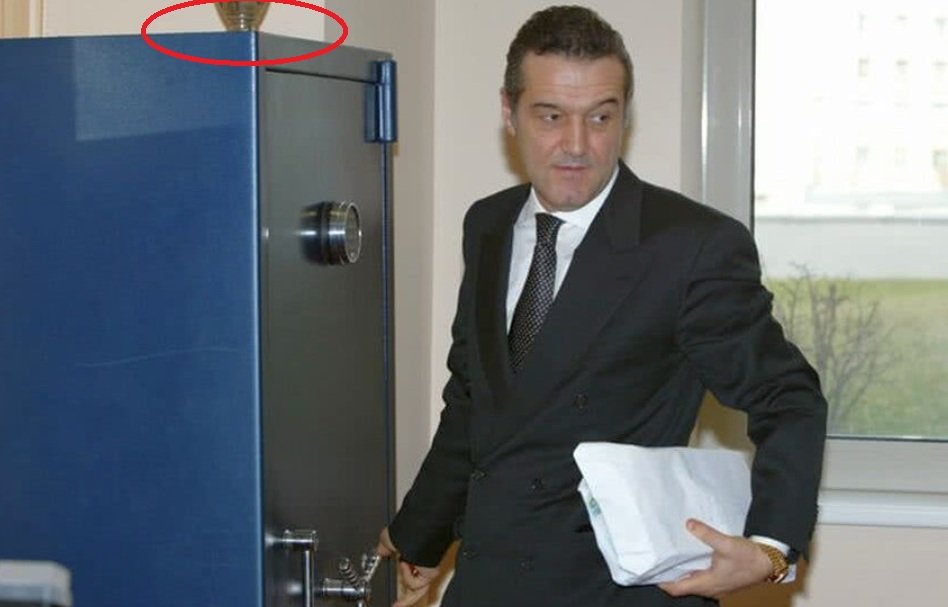 La începutul anilor 2000, după ce a devenit patron la FCSB, Gigi Becali ținea puiul de Cupă în biroul său, pe un seif