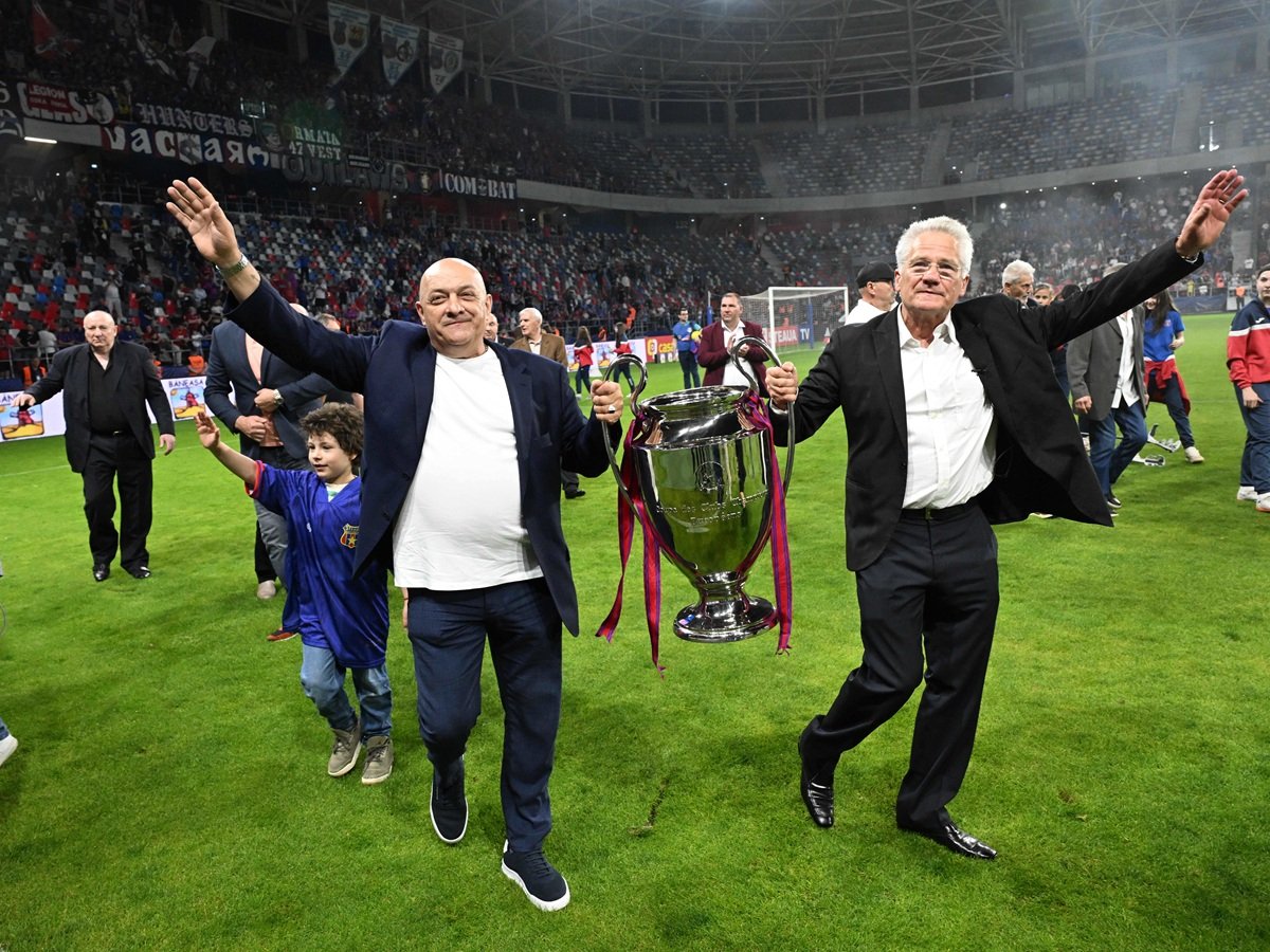 Gabi Balint și Ladislau Boloni cu replica în mărime naturală a trofeului Cupei Campionilor Europeni